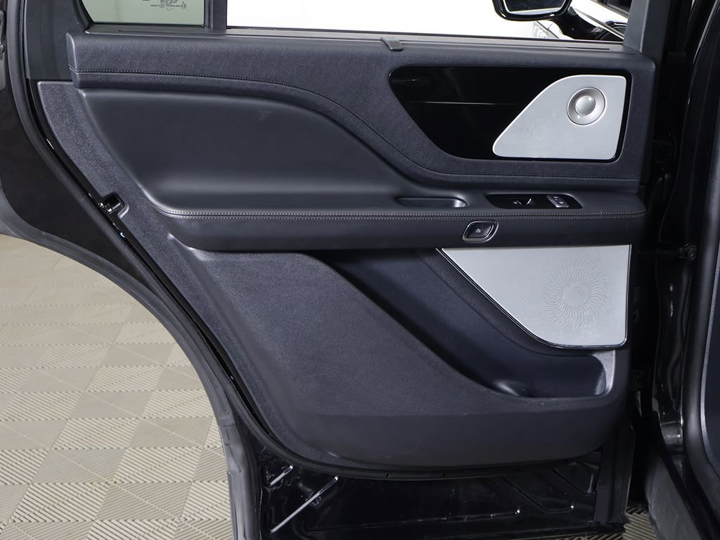 Used 2025 Lincoln Aviator Reserve w/ Equipment Group 201A AWD/4WD image 32