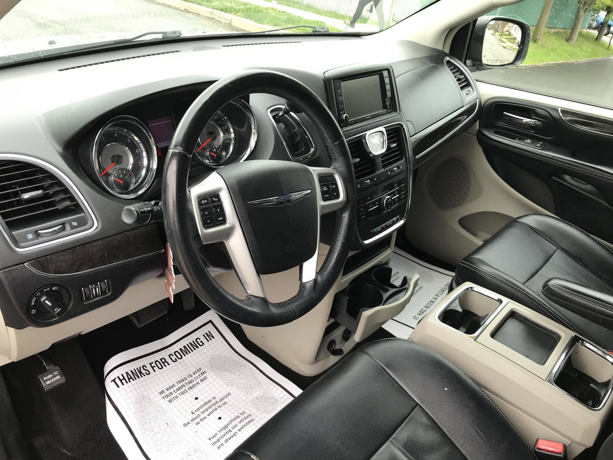 Used 2016 Chrysler Town & Country Touring FWD image 11