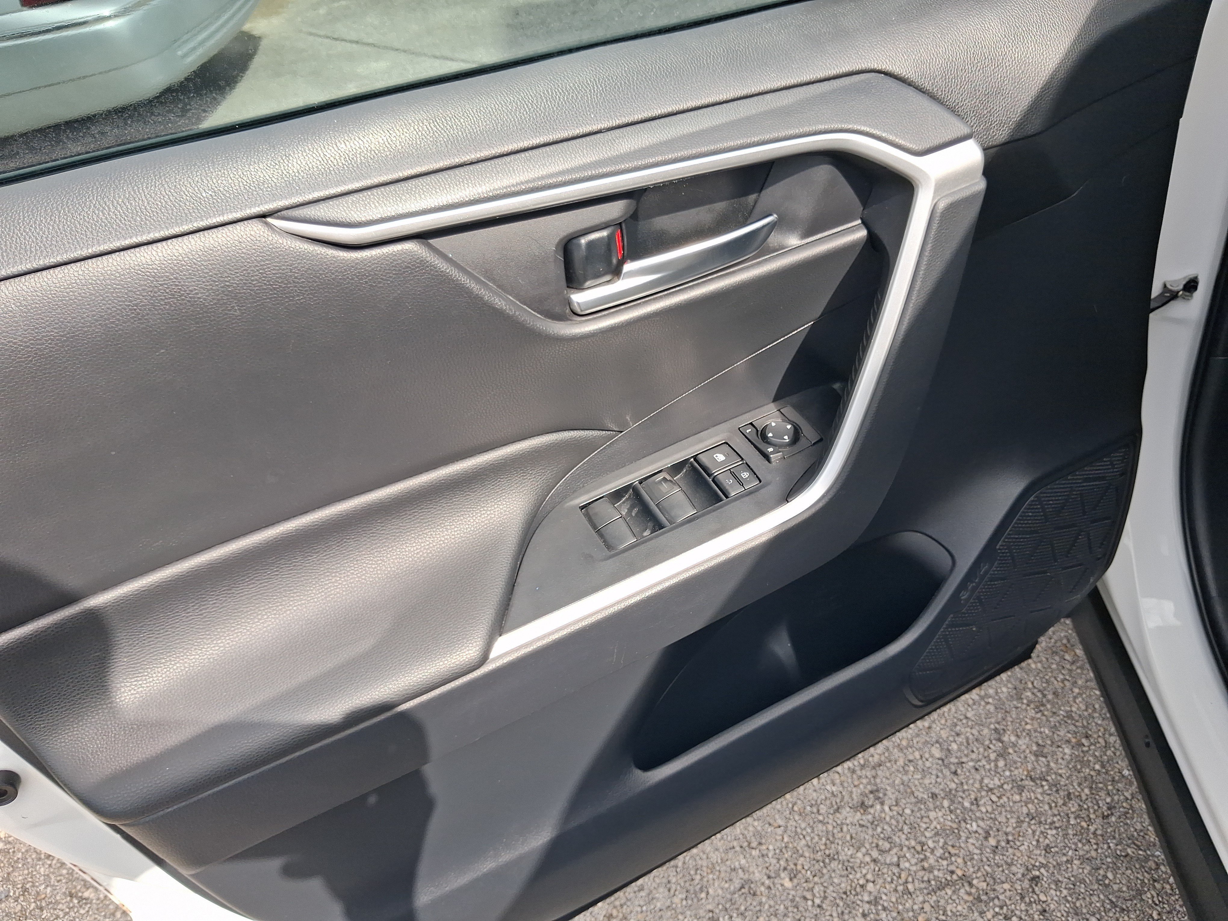 Used 2019 Toyota RAV4 XLE w/ Convenience Package FWD image 11