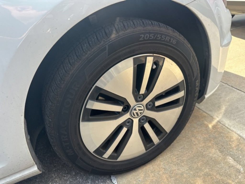 Used 2016 Volkswagen e-Golf SE w/ DC Fast Charging Package FWD image 3