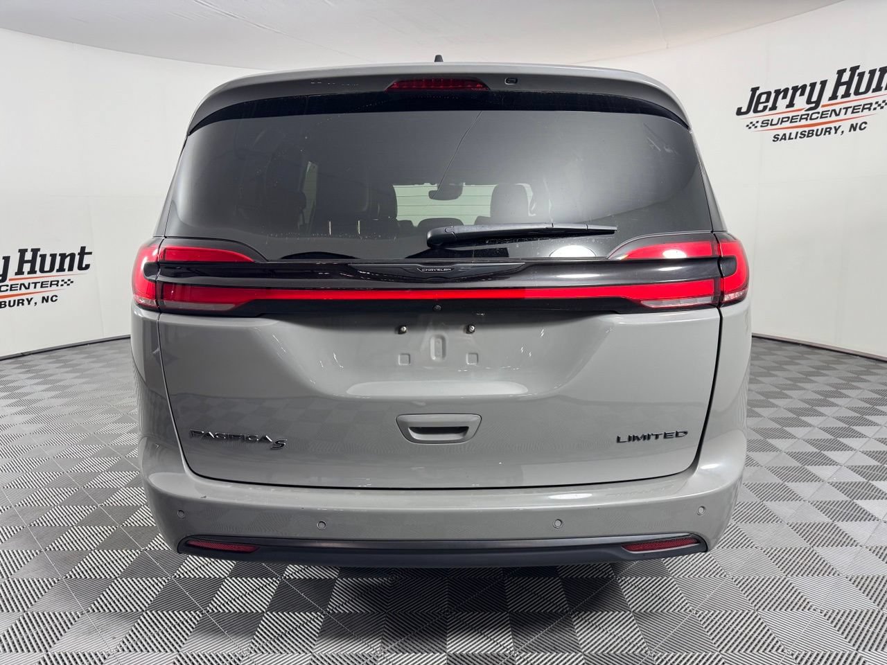 Used 2025 Chrysler Pacifica Limited FWD image 7
