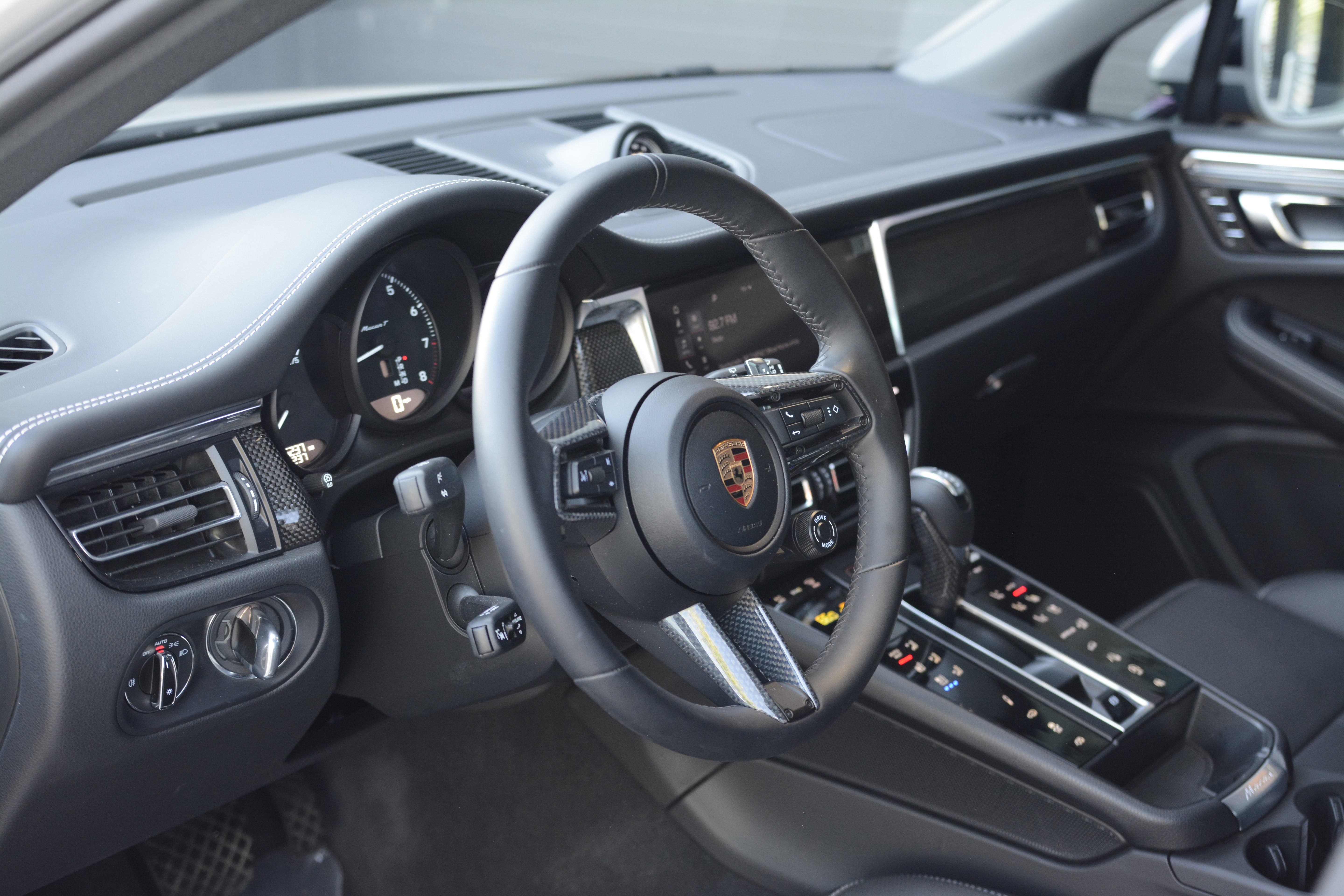 Certified 2026 Porsche Macan Turbo AWD/4WD image 4