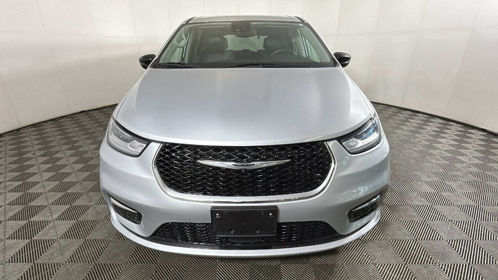 Used 2024 Chrysler Pacifica Touring-L FWD image 8