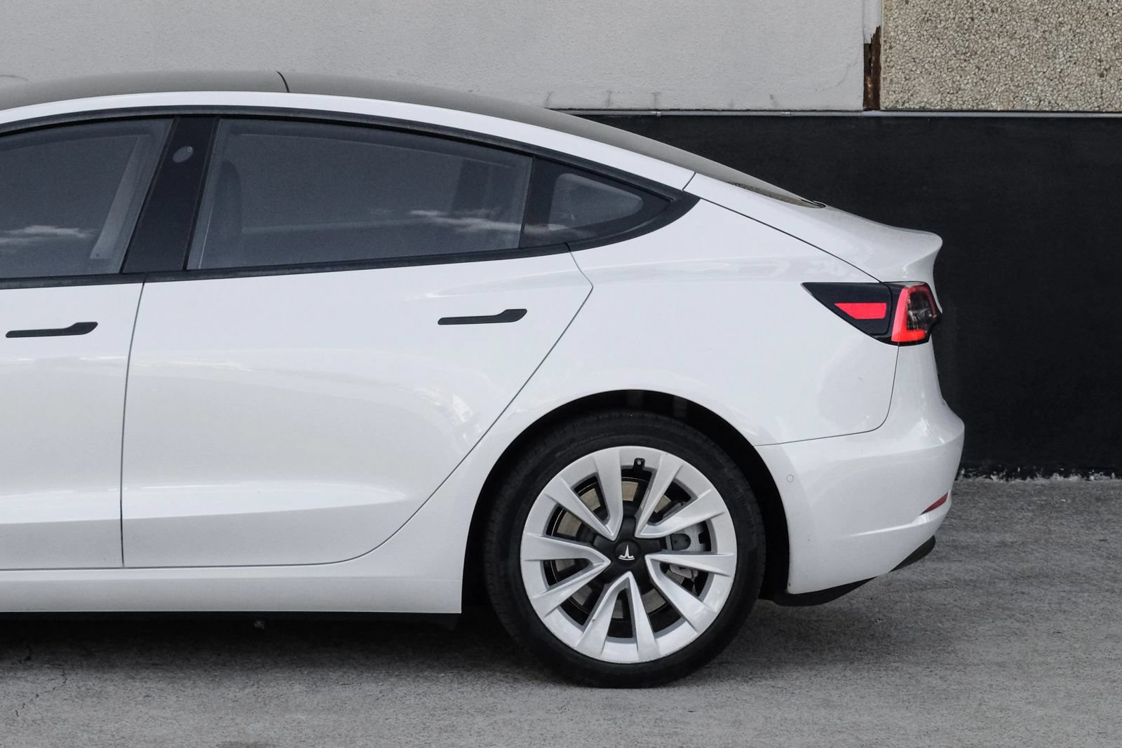 Used 2022 Tesla Model 3 Long Range AWD/4WD image 17