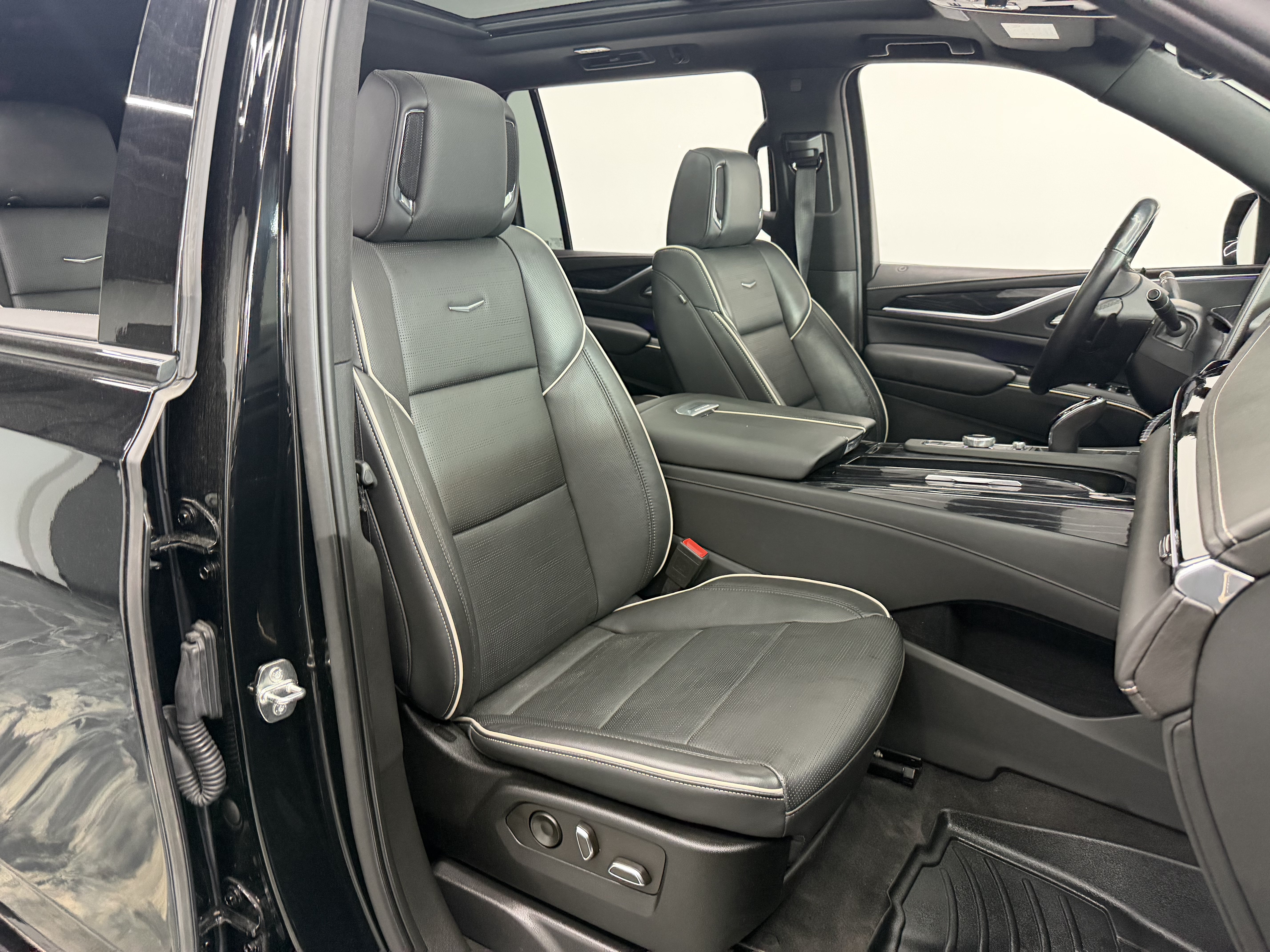 Used 2022 Cadillac Escalade ESV Sport w/ Touring Package AWD/4WD image 23