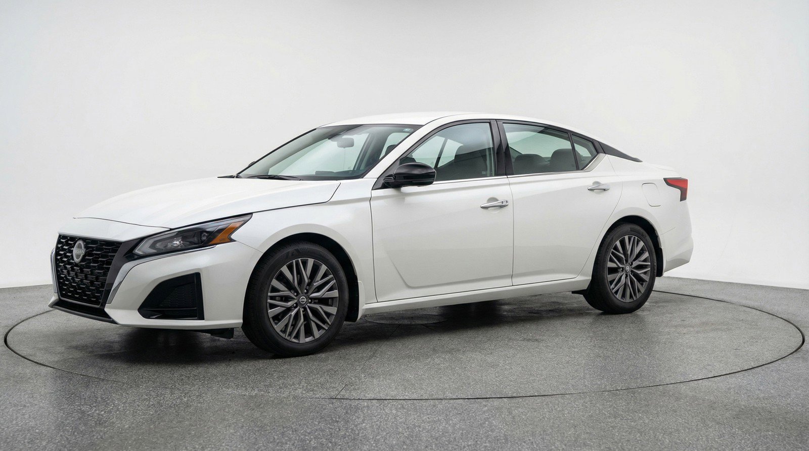 Used 2025 Nissan Altima 2.5 SV FWD image 3