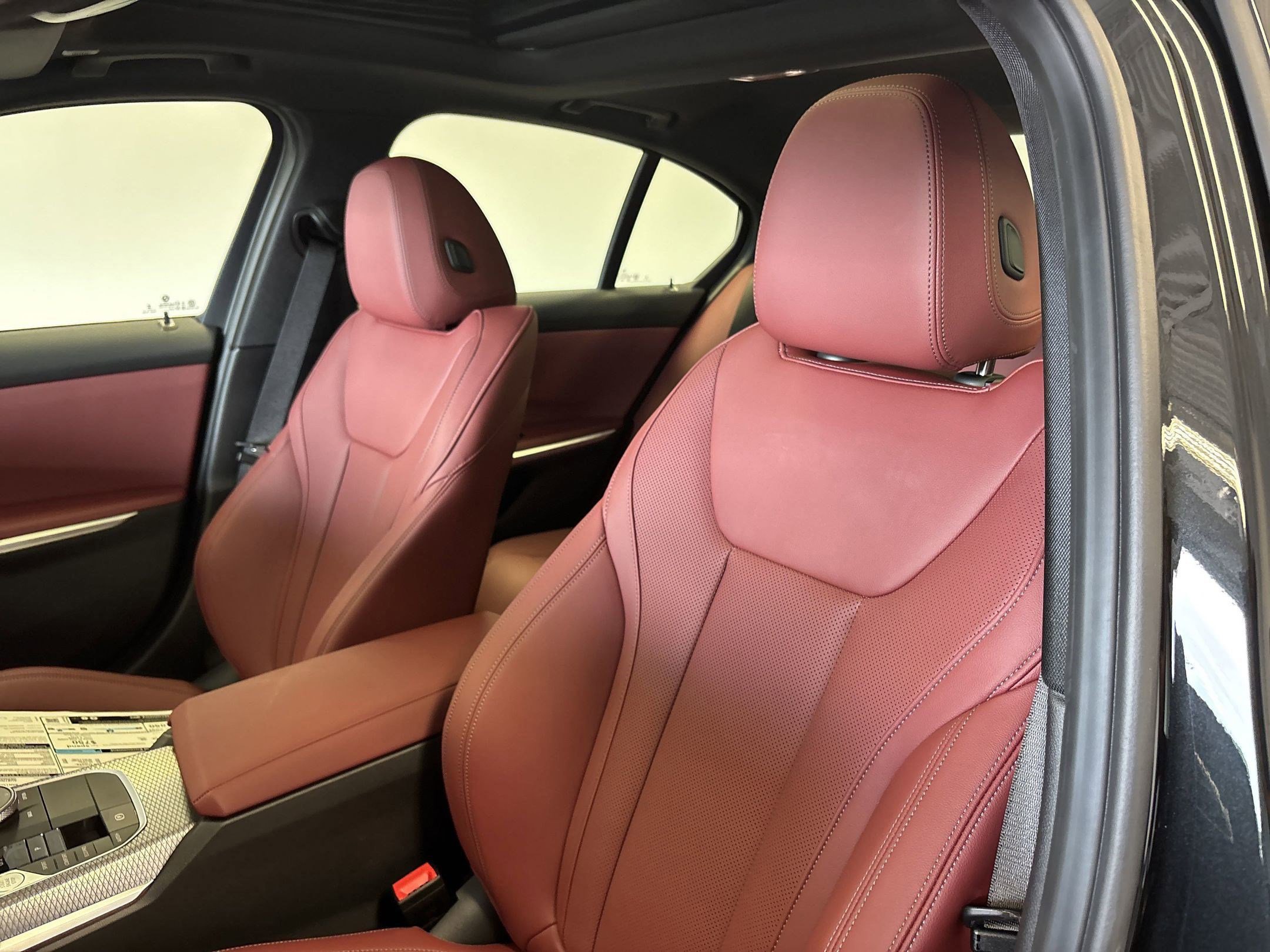 Used 2025 BMW 330i Sedan w/ M Sport Package image 27