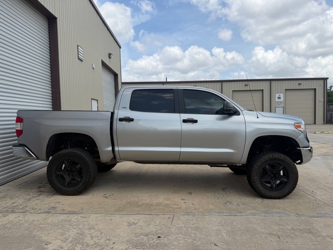 Used 2017 Toyota Tundra SR5 w/ SR5 Upgrade Package AWD/4WD image 5
