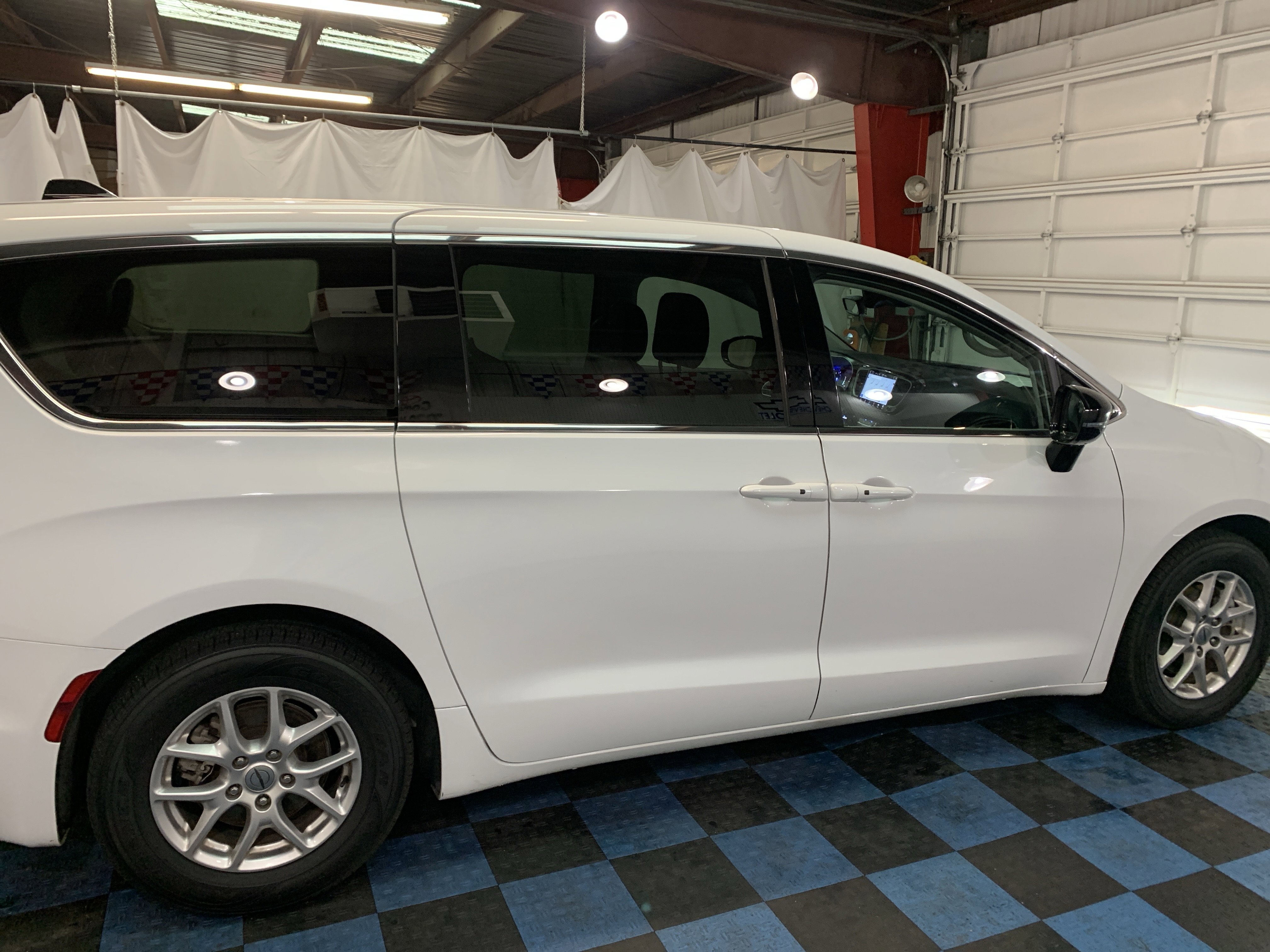 Used 2024 Chrysler Pacifica Touring-L image 6