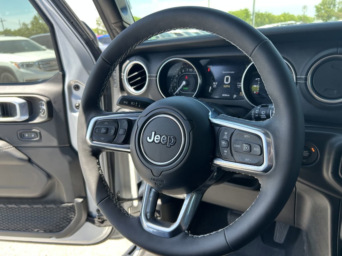 Used 2023 Jeep Wrangler Unlimited Sahara w/ Cold Weather Group AWD/4WD image 8