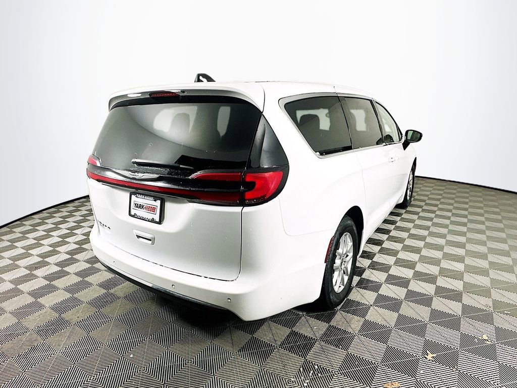 Certified 2024 Chrysler Pacifica Touring-L image 11