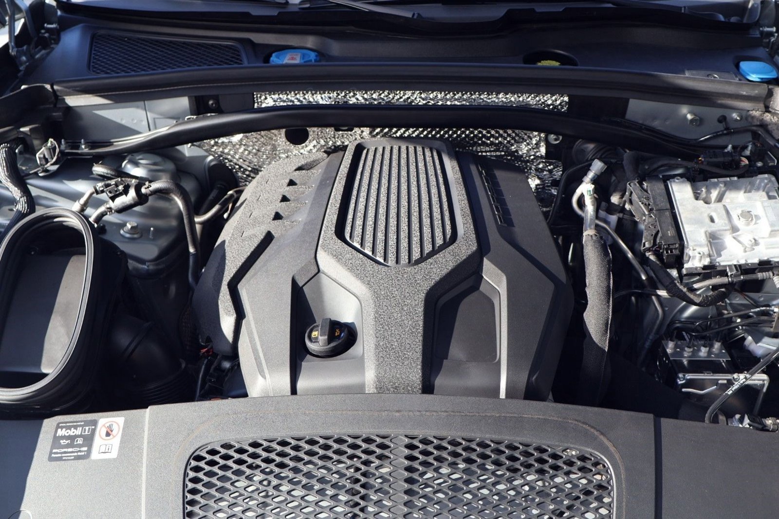 Certified 2025 Porsche Macan image 26