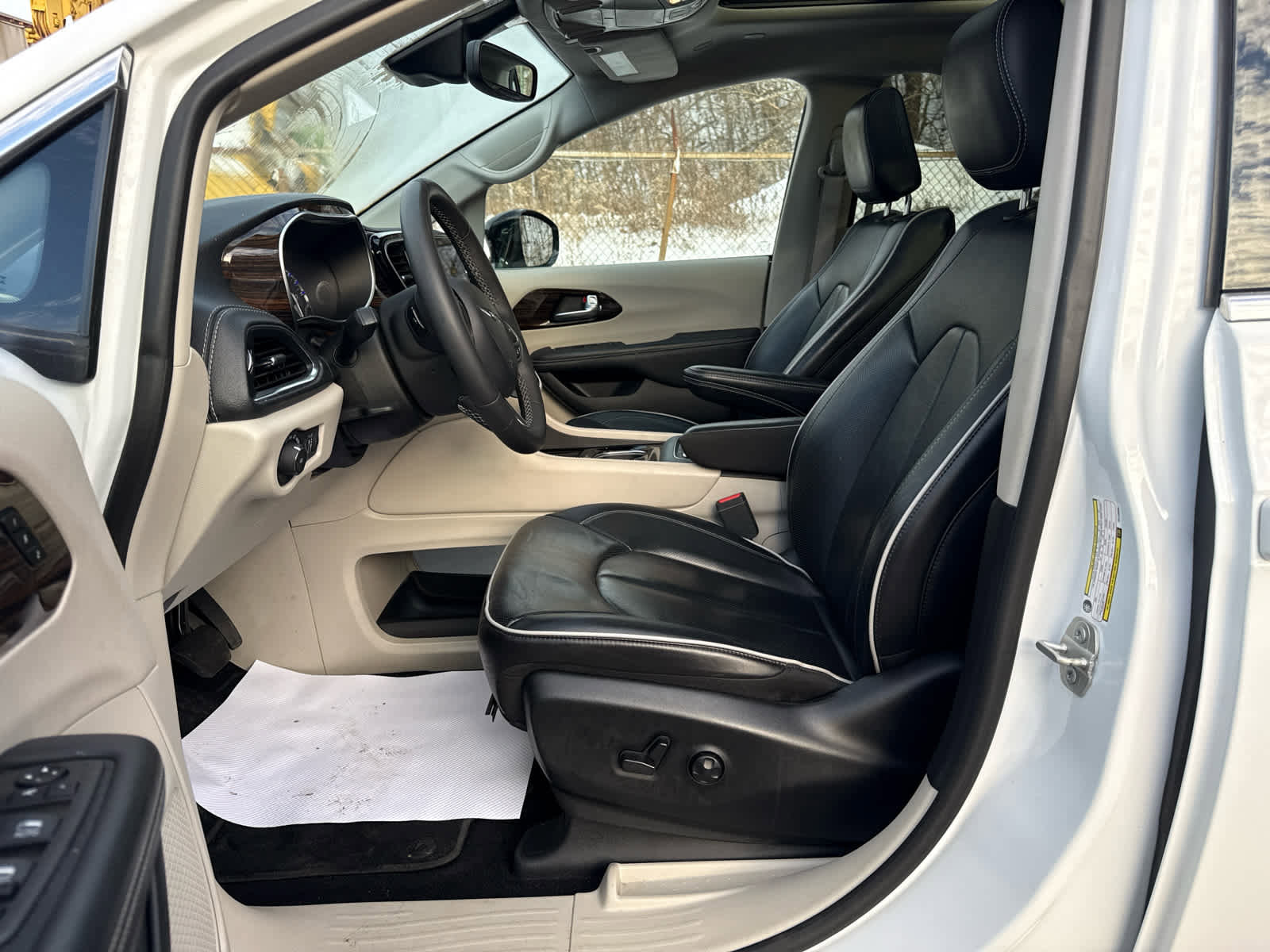 Used 2024 Chrysler Pacifica Limited image 11