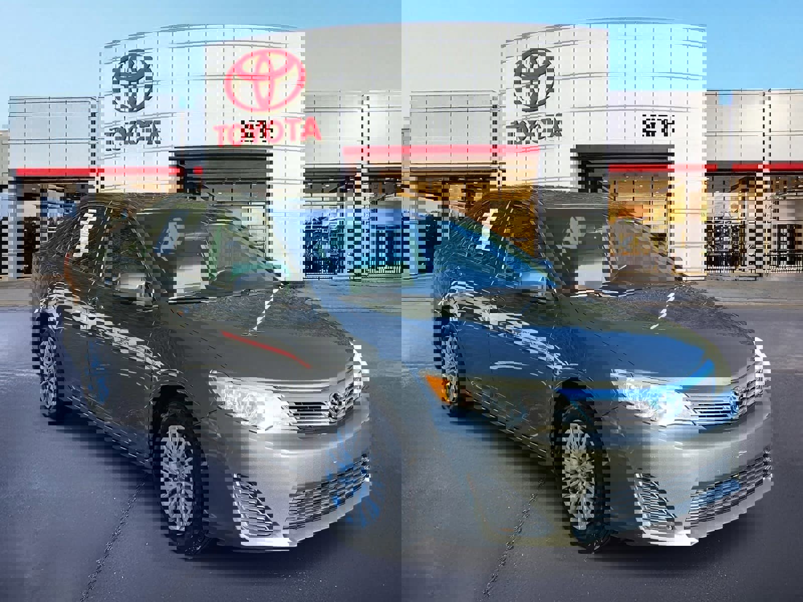 Used 2014 Toyota Camry L image 3