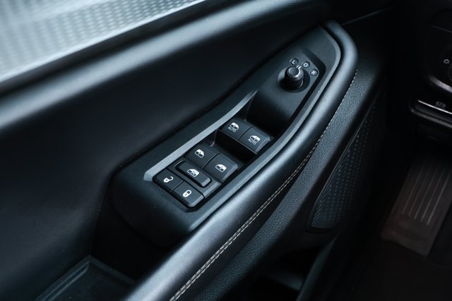 Used 2023 Jeep Grand Cherokee L Laredo RWD image 21