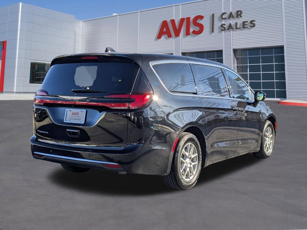 Used 2025 Chrysler Pacifica Select image 6