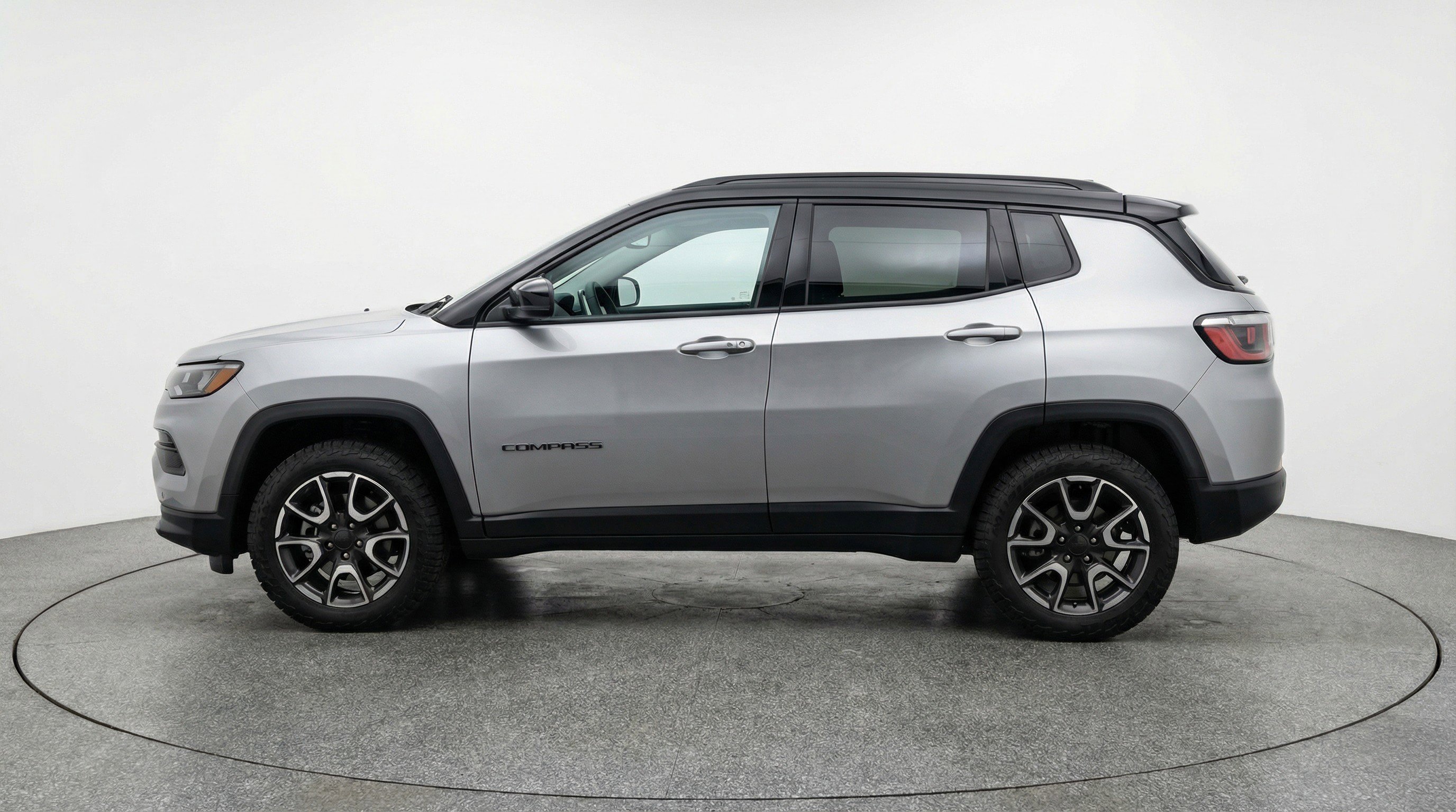 Used 2025 Jeep Compass Trailhawk AWD/4WD image 5