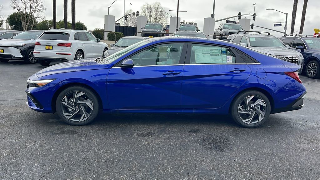 New 2025 Hyundai Elantra Limited image 12