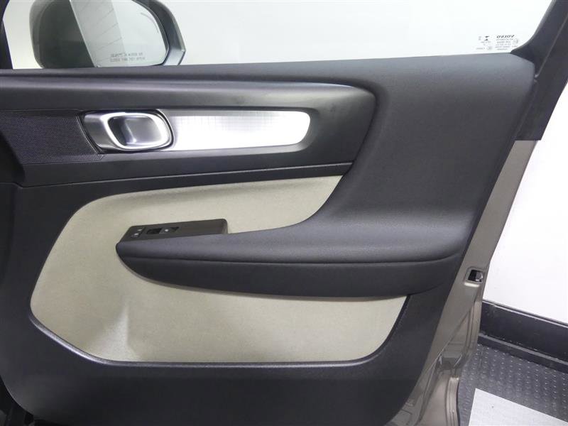 Used 2022 Volvo XC40 T5 Momentum image 19
