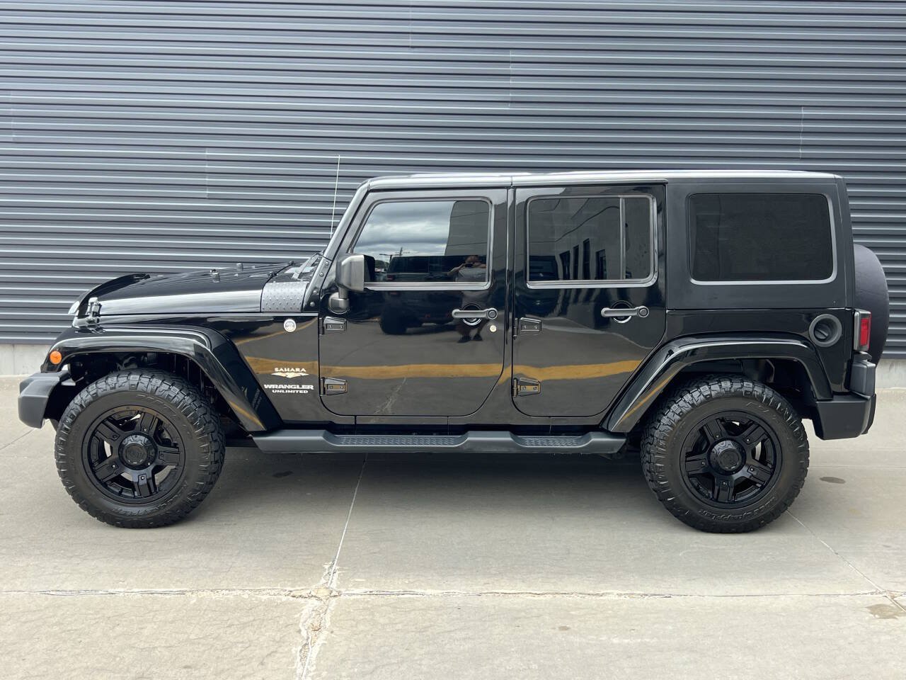 Used 2015 Jeep Wrangler Unlimited Sahara w/ Connectivity Group AWD/4WD image 9