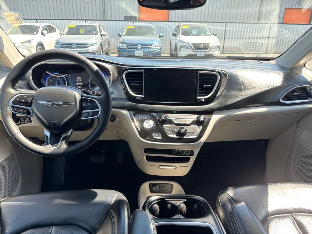 Used 2023 Chrysler Pacifica Touring-L FWD image 12