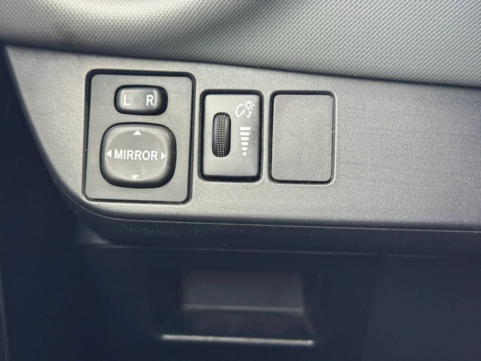Used 2015 Toyota Yaris SE FWD image 30
