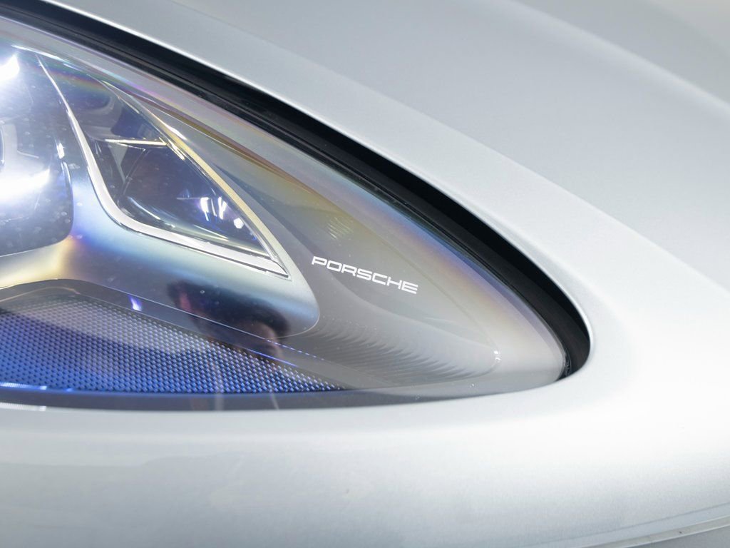 Certified 2021 Porsche Macan AWD/4WD image 37
