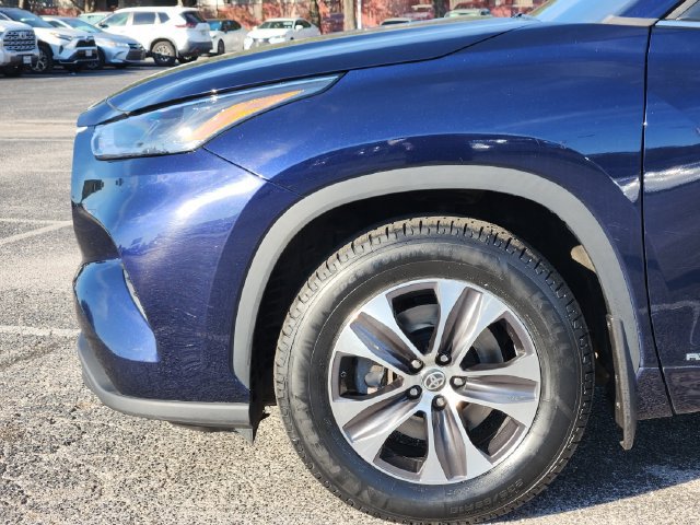 Certified 2022 Toyota Highlander XLE AWD/4WD image 6