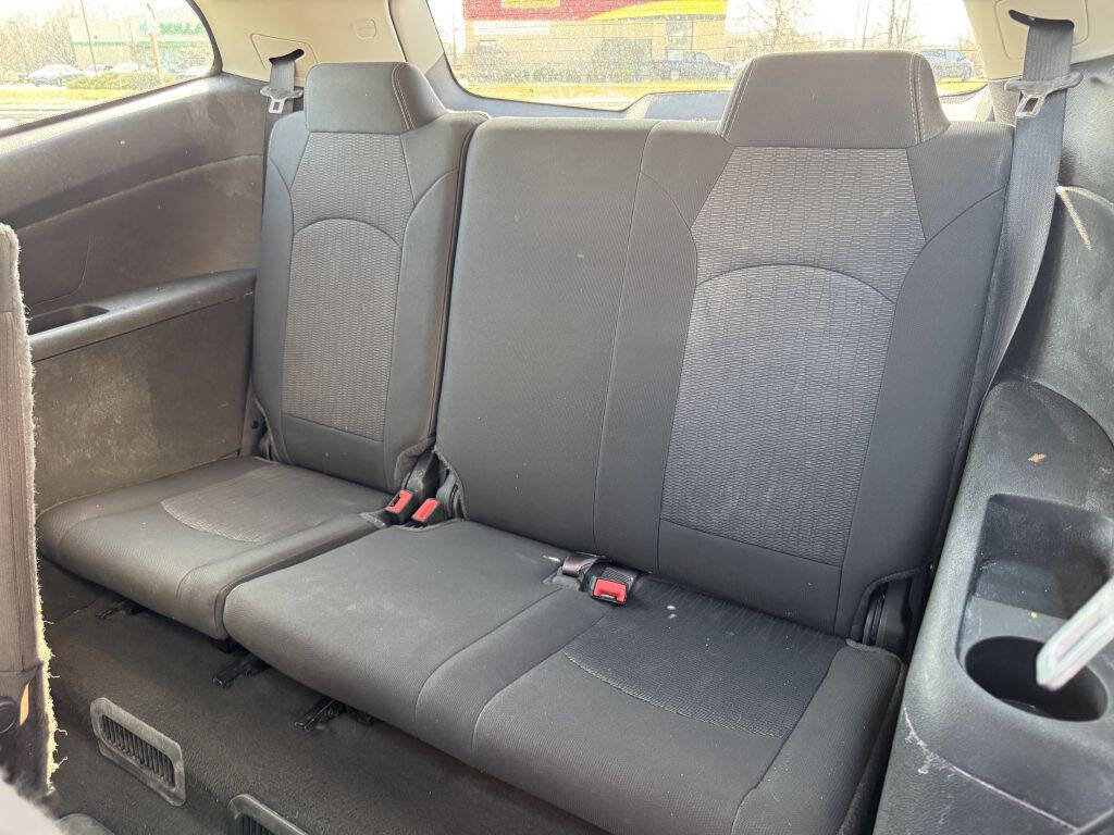 Used 2017 Chevrolet Traverse LT w/ Style and Technology Package image 6