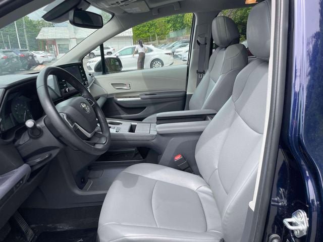 Used 2023 Toyota Sienna XLE FWD image 16