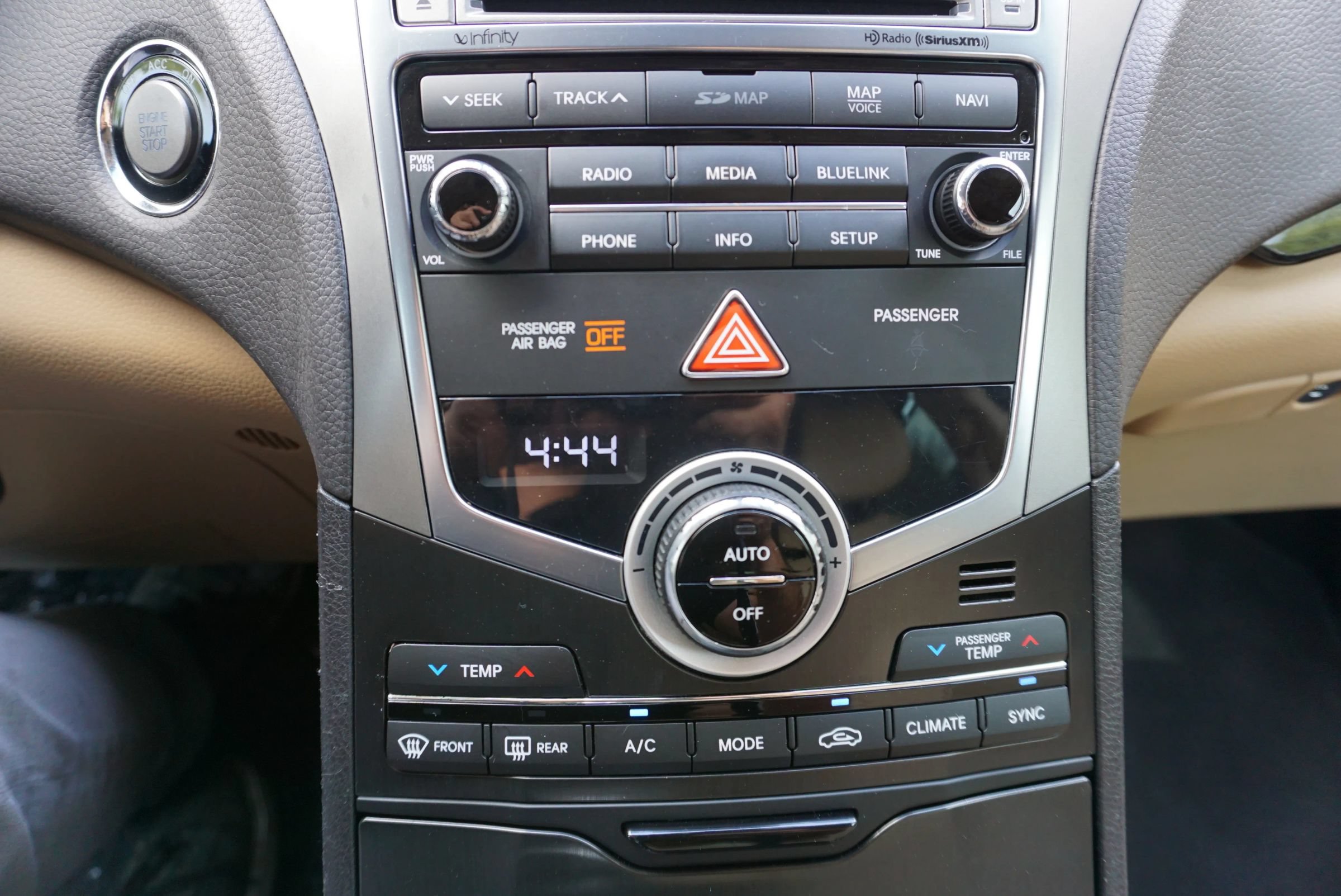 Used 2015 Hyundai Azera Limited FWD image 38