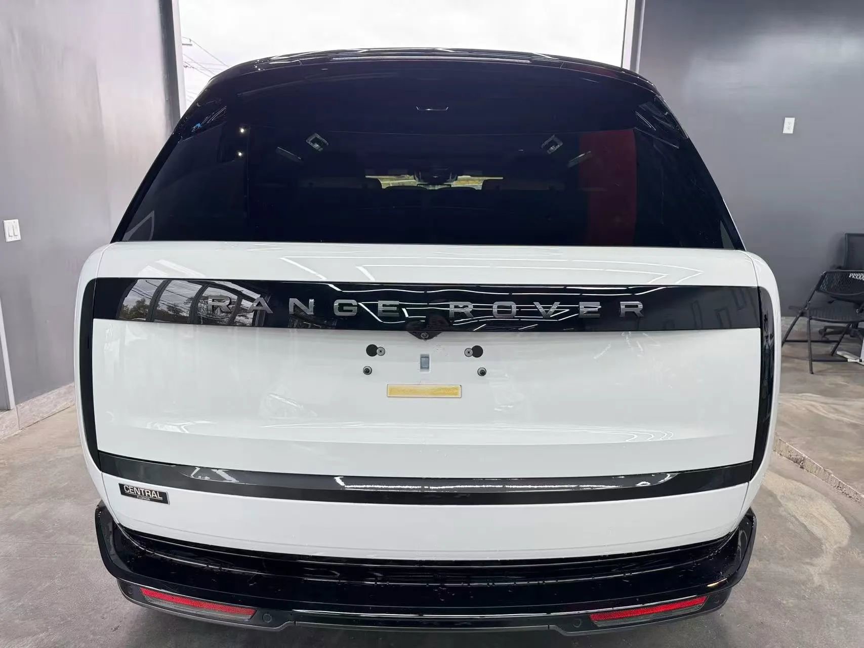 Used 2025 Land Rover Range Rover Long Wheelbase SE image 4