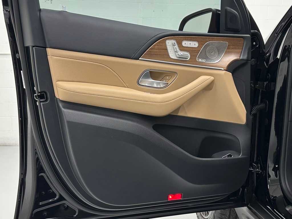 Used 2025 Mercedes-Benz GLS 580 4MATIC image 22