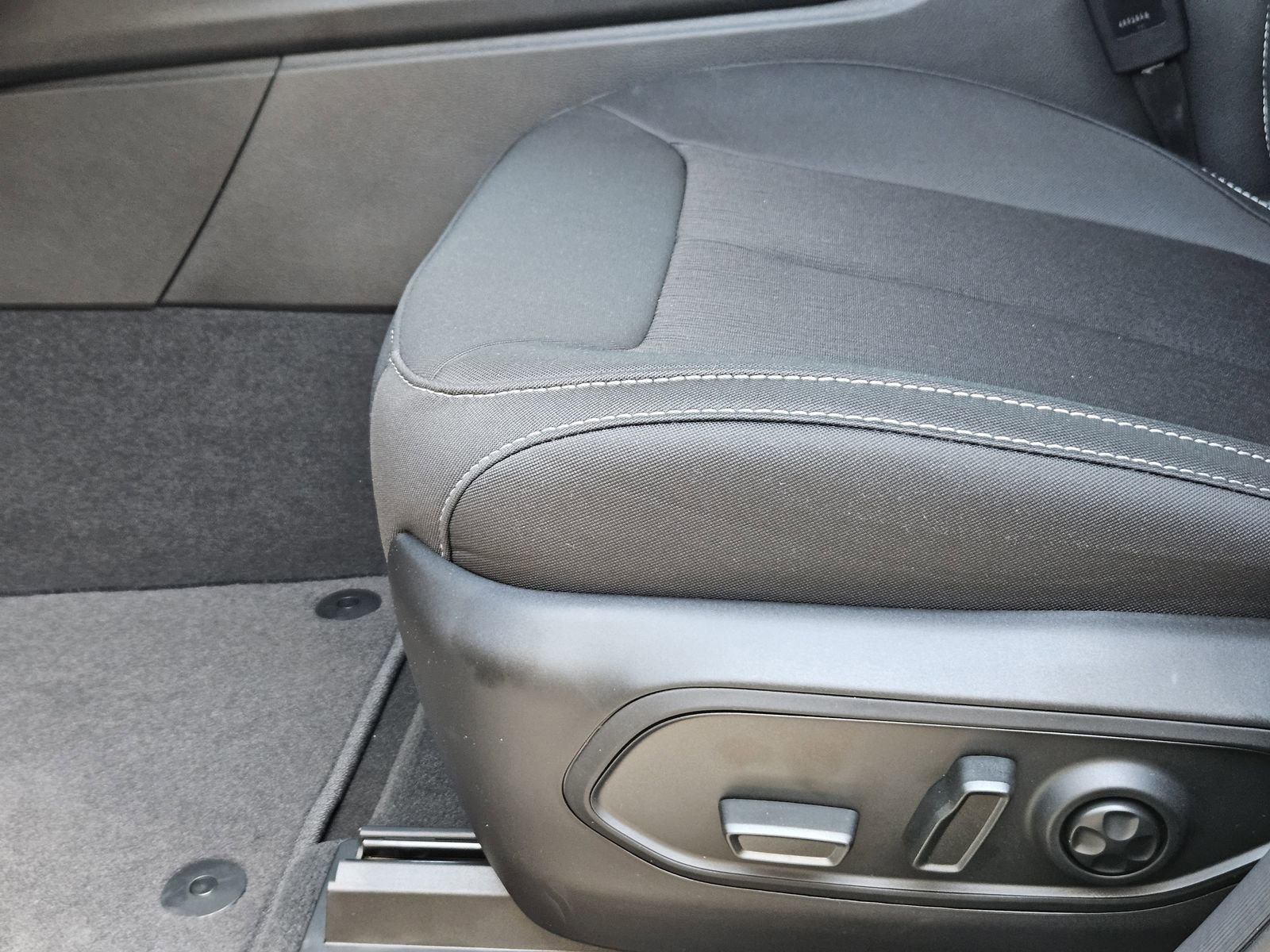 New 2025 Jeep Grand Cherokee Laredo AWD/4WD image 24