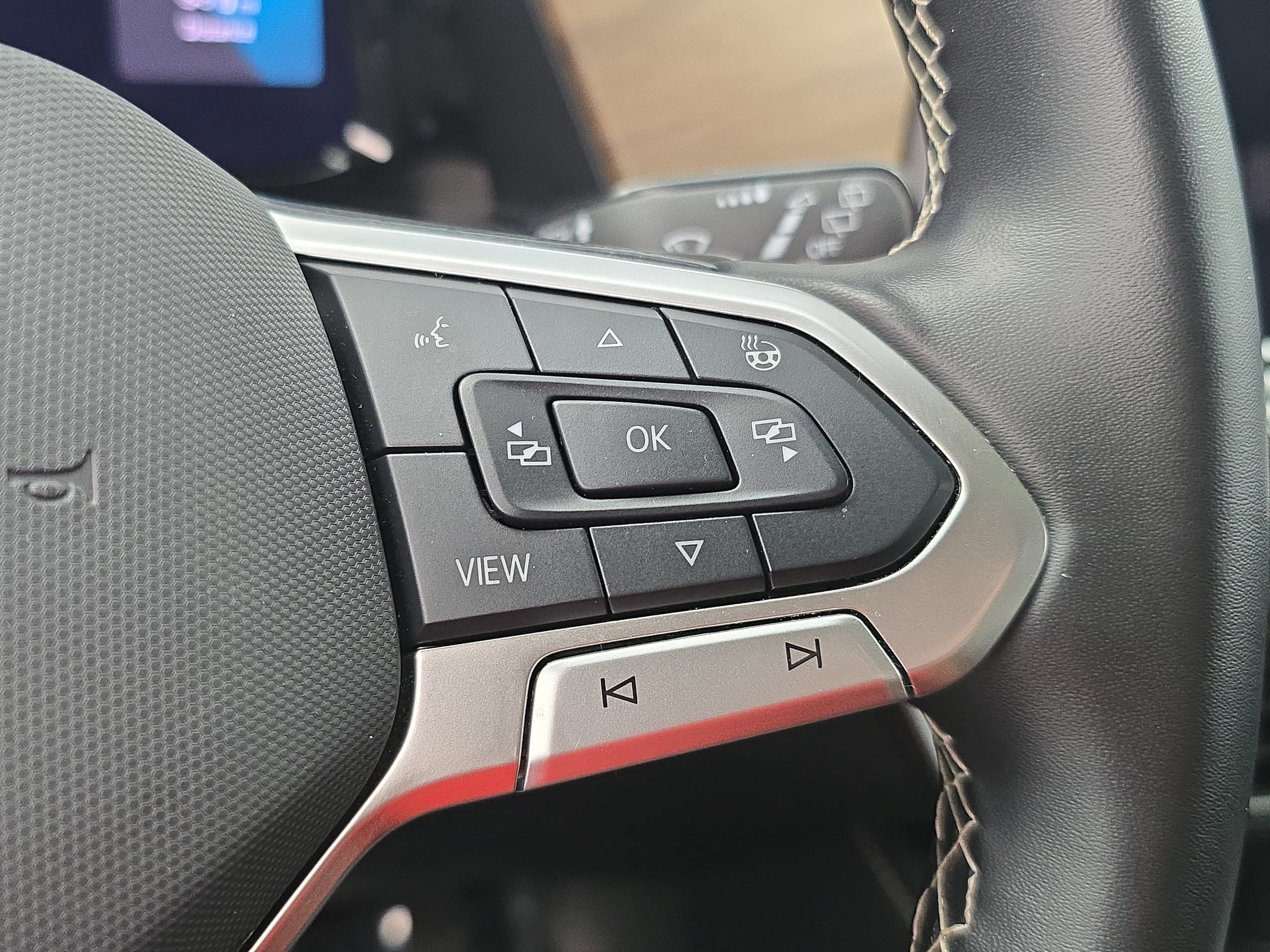 Used 2025 Volkswagen Atlas SE FWD image 19