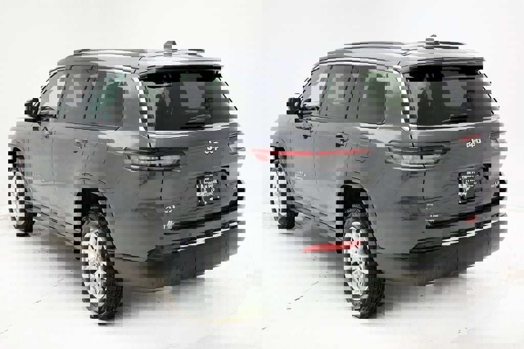 Used 2025 Jeep Grand Cherokee L Laredo image 6