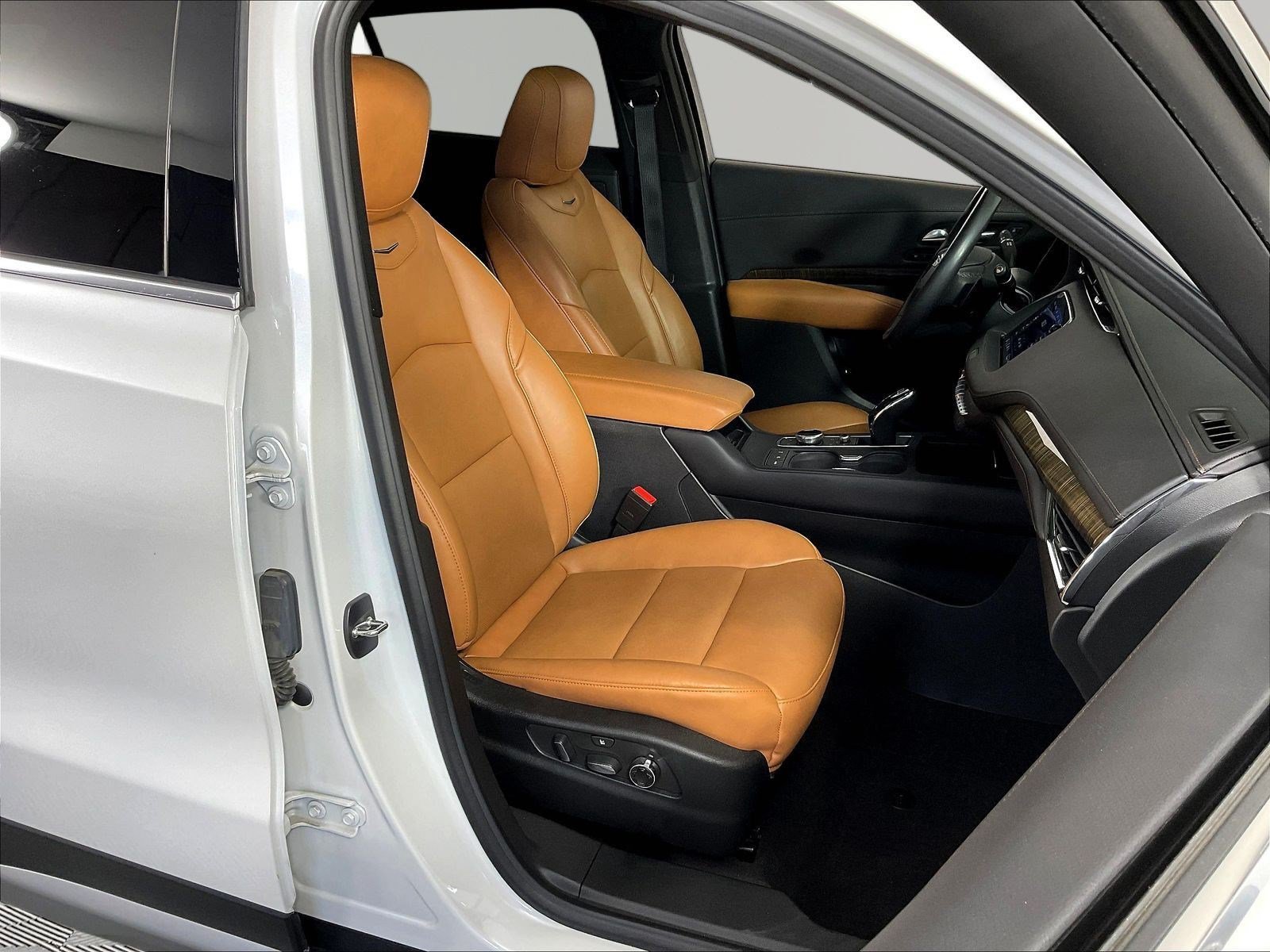 Used 2023 Cadillac XT4 Premium Luxury w/ Technology Package AWD/4WD image 29