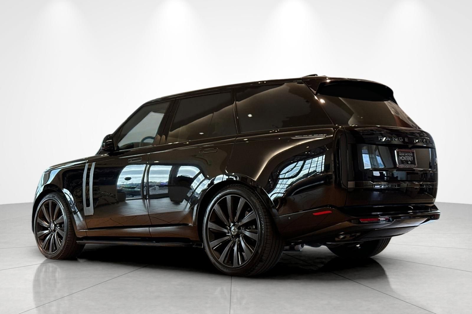 Used 2025 Land Rover Range Rover SV image 4