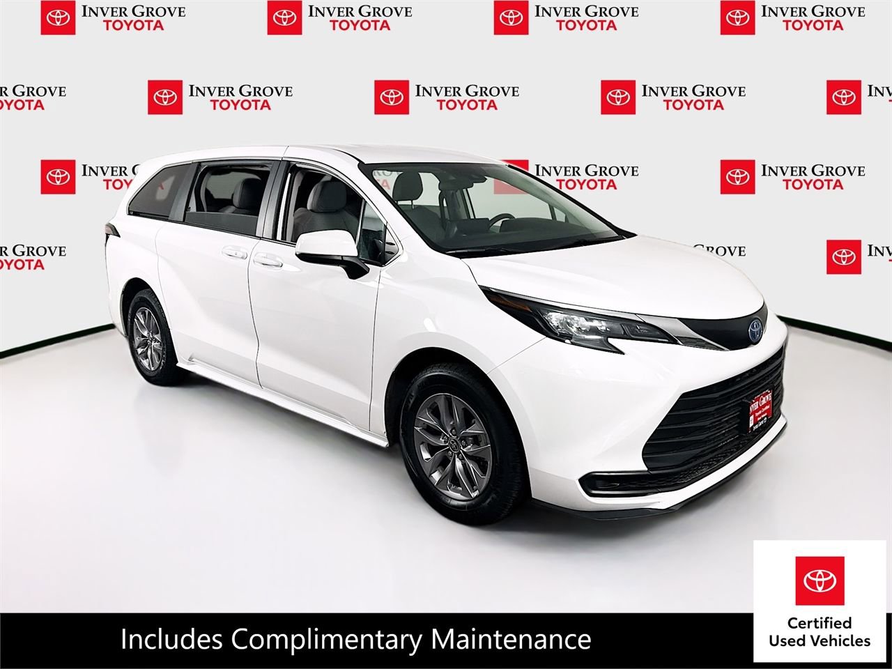 Certified 2024 Toyota Sienna LE image 3