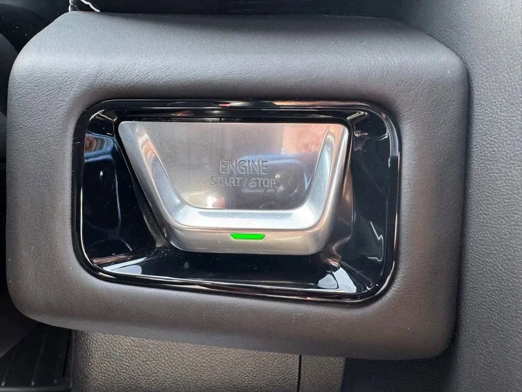 Used 2025 GMC Yukon XL AT4 Ultimate AWD/4WD image 29