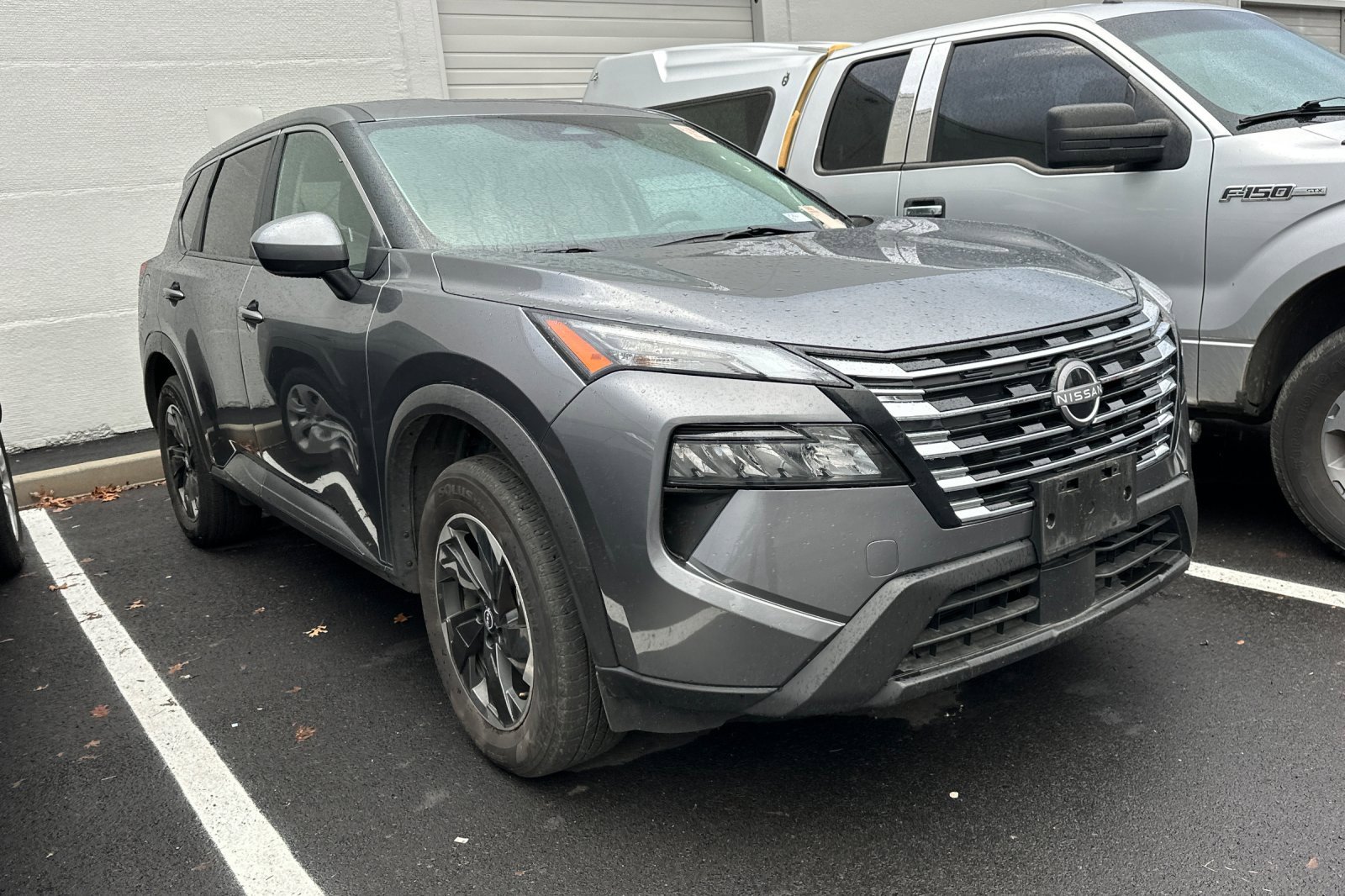 Used 2024 Nissan Rogue SV image 2