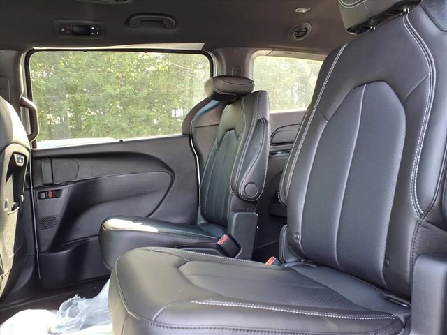 New 2026 Chrysler Pacifica Select image 9