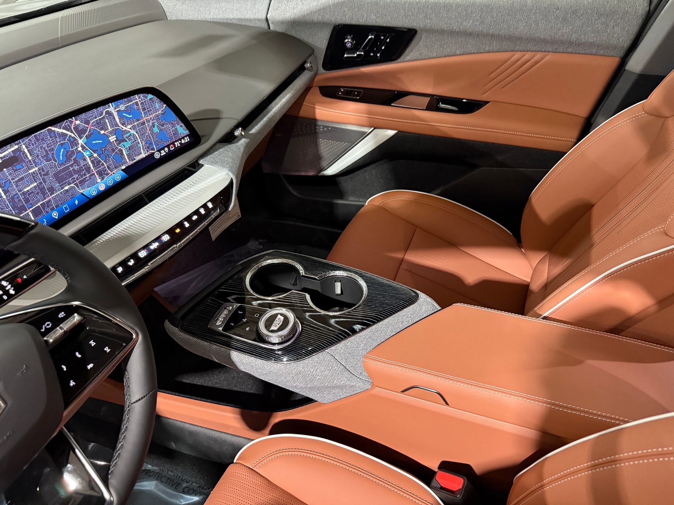 New 2026 Cadillac Optiq Luxury 2 image 36