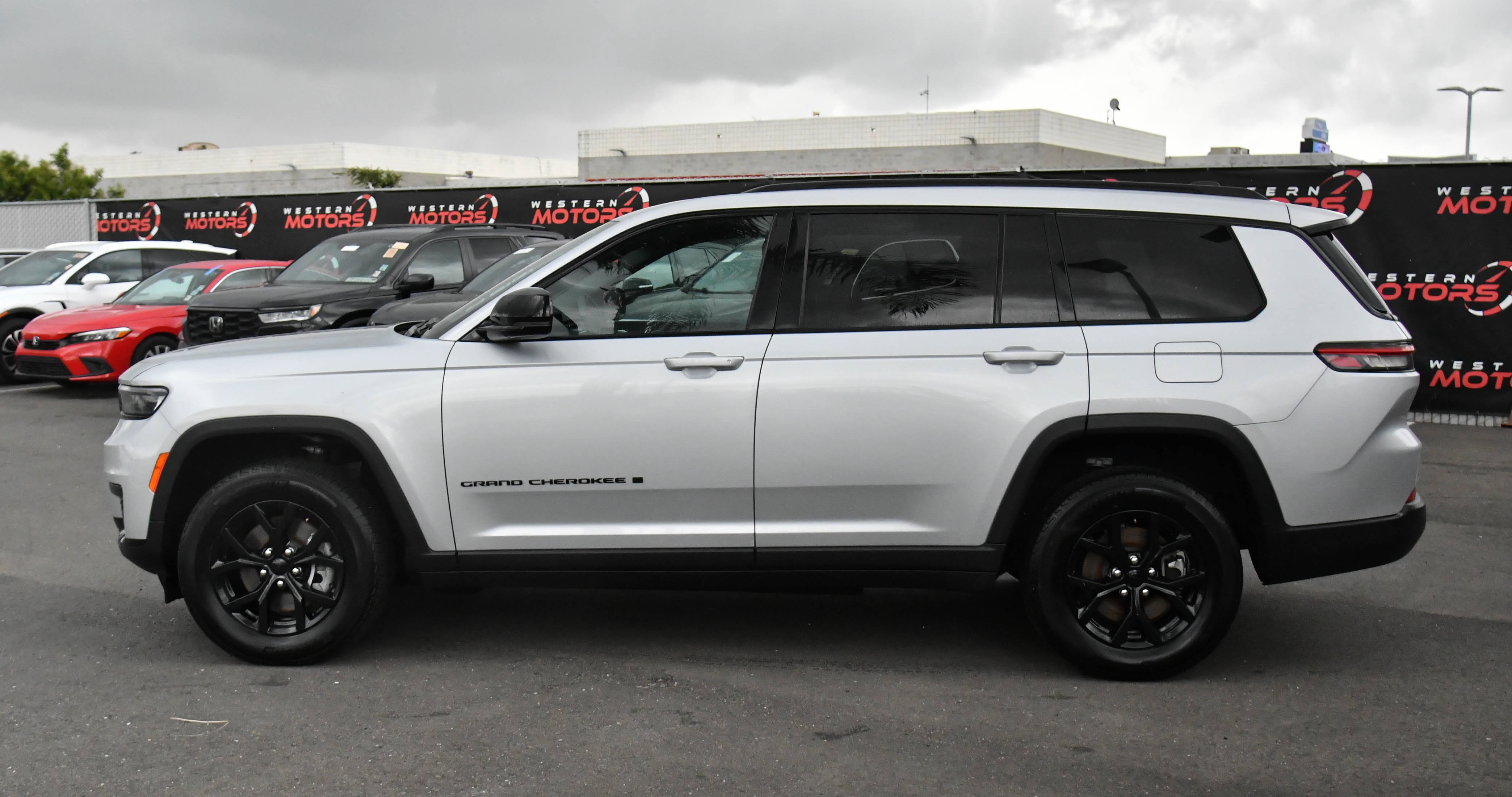 Used 2024 Jeep Grand Cherokee L Laredo AWD/4WD image 4