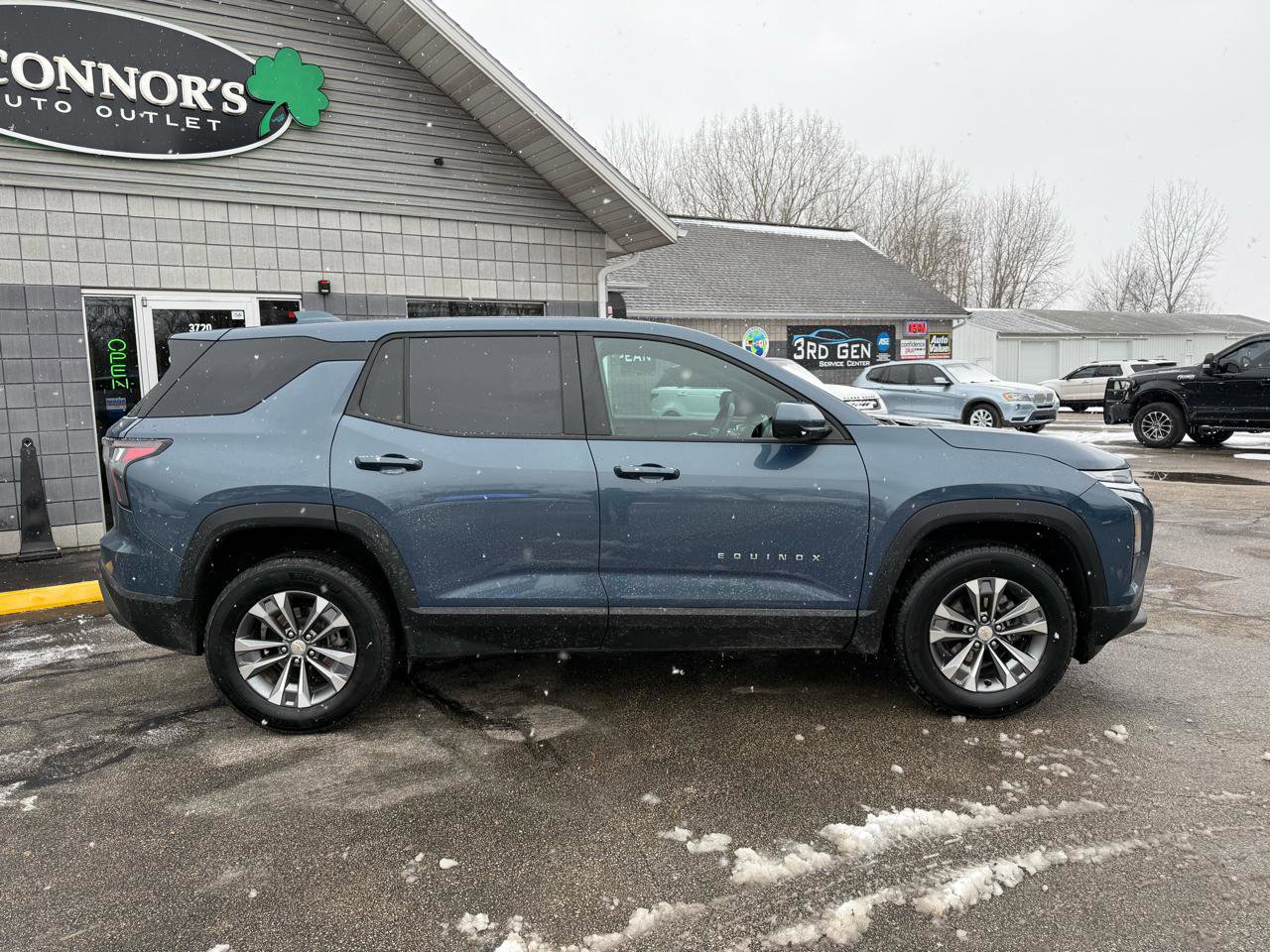 Used 2025 Chevrolet Equinox LT image 2