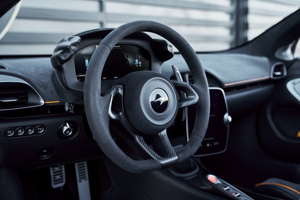 Used 2025 McLaren Artura Spider RWD image 46