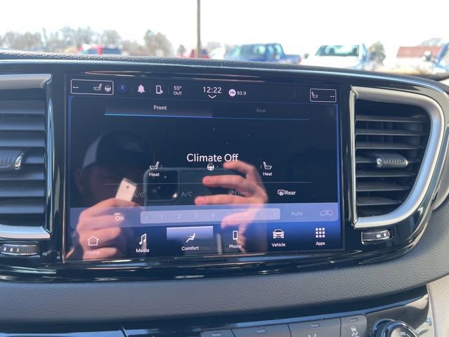 Used 2023 Chrysler Pacifica Touring-L FWD image 19