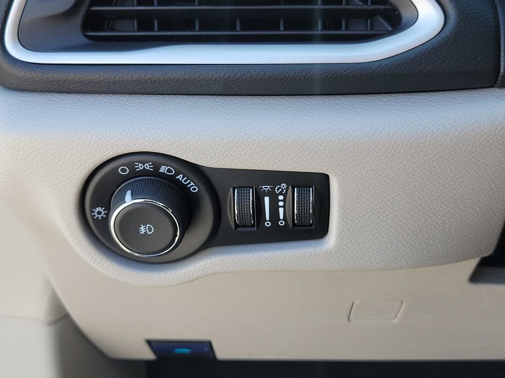 Used 2024 Chrysler Pacifica Touring-L FWD image 30
