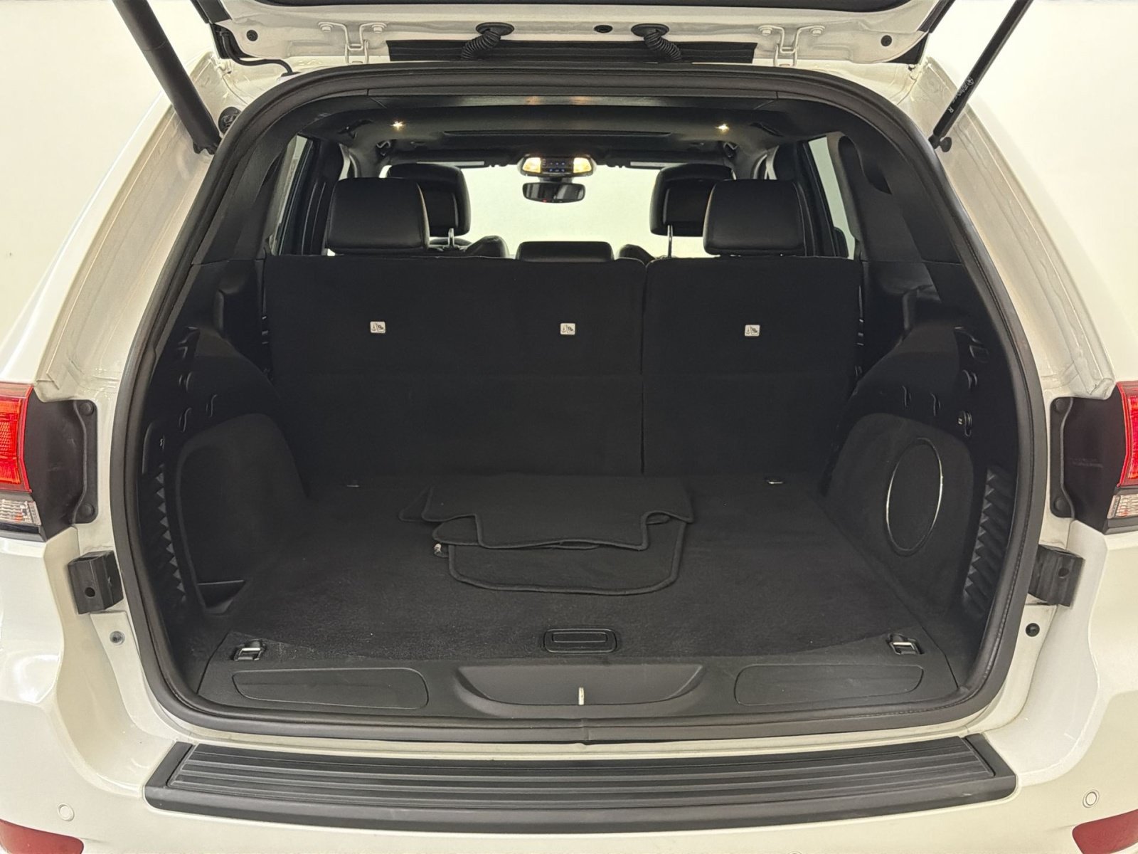 Used 2020 Jeep Grand Cherokee Altitude RWD image 27