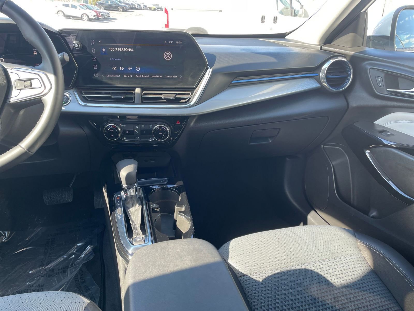 Used 2025 Chevrolet Trax LT w/ LT Convenience Package image 33